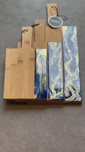 Video laden en afspelen in Gallery-weergave, Set 3 epoxy borrelplanken blauw/wit/goud 10% korting
